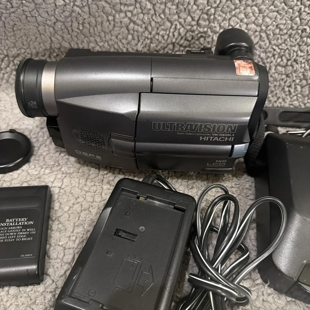 Hitachi UltraVision VM-H825LA Hi8 8mm Camcorder Remote Powers On Untested Kit